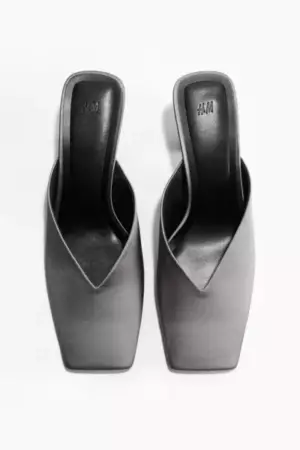 Satin-Mules mit konischem Absatz