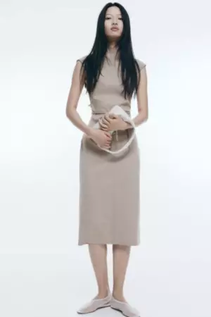 Kleid mit Kappenärmeln und Gürtel
