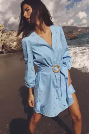 KURZES KLEID MIT GUMMISTICKEREI Himmelblau