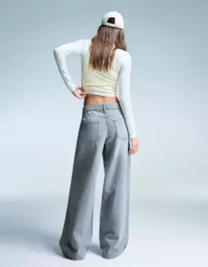 Low- waist Jeans mit geradem weiten Bein Grau